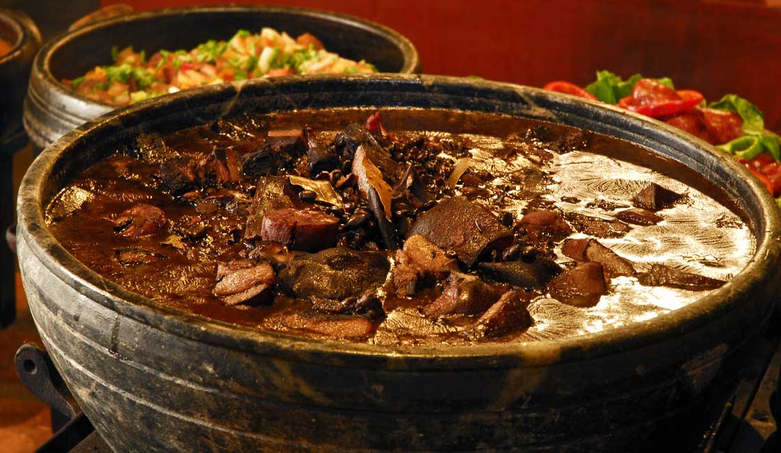 Feijoada: A Origem, o Mito e o que a Historiografia Realmente Diz